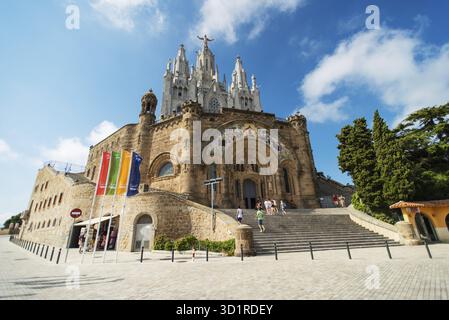 BARCELONA - 13. Juli: Der Tempel Expiatori del Sagrat Cor. Der Bau der Kirche, die dem Heiligen Herzen Jesu gewidmet war, dauerte von 1902 bis Stockfoto