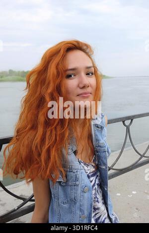 Vertikales Bild einer rothaarigen Frau in glücklichem Zustand. Sommerspaß Stockfoto