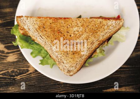 Blick von oben auf Triangle Clubhouse Sandwich auf Teller Stockfoto