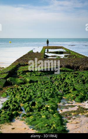 Gusseiserne Skulptur „Another Time“ von Sir Antony Gormley auf Fulsam Rock, Margate, Kent, England, Großbritannien Stockfoto