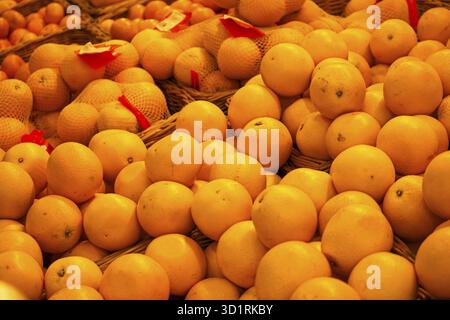 Handvoll frische Mandarine oder Orangen auf Markt-Tisch. Viele Orangen gestapelt Stockfoto