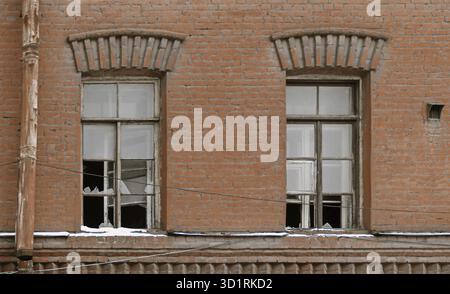 Zwei Glasfenster des alten Wohngebäudes in verlassenem Zustand Stockfoto