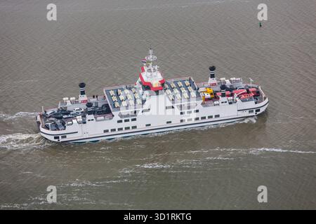 Niederländische Fähre am Wattenmeer Navigieren zwischen Sandbänken Stockfoto