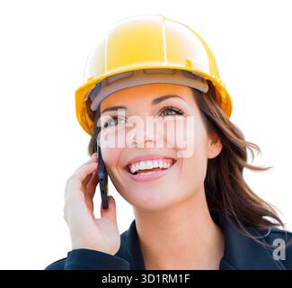 Weibliche Mitarbeiterin In Hard Hat Mit Mobiltelefon Isoliert Auf Weiß Stockfoto