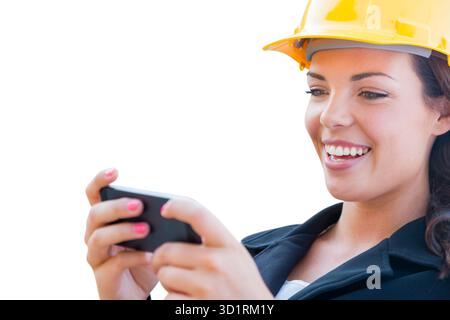 Weibliche Mitarbeiterin In Hard Hat Mit Smart Phone Isoliert Auf Weiß Stockfoto