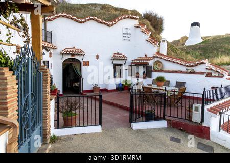Guadix, Granada - Spanien - 24.01.2024: Nahaufnahme eines Eingangs zu einem Höhlenheim in Guadix mit dekorativem Innenhof, weißem Putz und Tradition Stockfoto