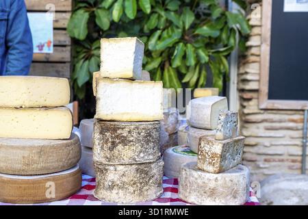 Denia, Alicante - Spanien - 22.12.2023: Verschiedene rustikale Käsesorten auf einem Tisch, die Feinschmecker in Spanien locken Stockfoto