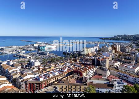 Denia, Alicante - Spanien - 22.12.2023: Atemberaubender Blick aus der Luft auf Denias Hafen, Yachthafen und Stadtlandschaft vor einem klaren blauen Himmel Stockfoto