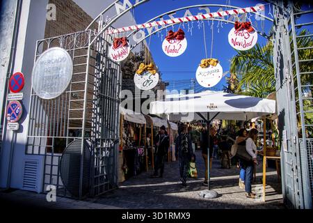 Denia, Alicante - Spanien - 22.12.2023: Markteingang mit Weihnachtsdekoration unter einem sonnigen blauen Himmel Stockfoto