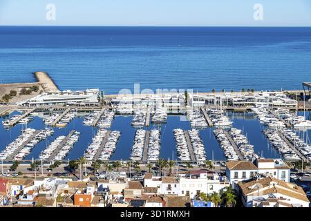 Denia, Alicante - Spanien - 22.12.2023: Blick auf Denias Yachthafen mit Yachten vor dem Mittelmeer Stockfoto