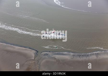 Niederländische Fähre am Wattenmeer Navigieren zwischen Sandbänken Stockfoto