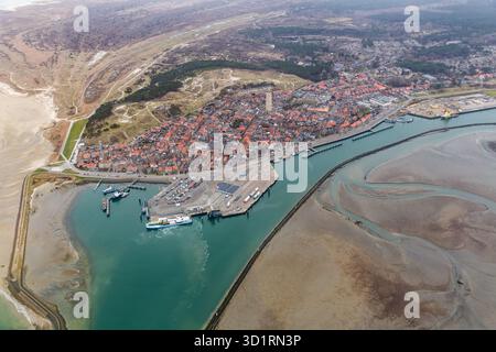 Luftaufnahme niederländischen Hafen und Dorf Terschelling Stockfoto