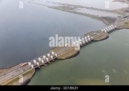 Luftaufnahme niederländische Stevinsluizen in der Nähe von Den Oever, lock komplexe Afsluitdijk Stockfoto
