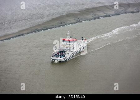 Niederländische Fähre am Wattenmeer Navigieren zwischen Sandbänken Stockfoto