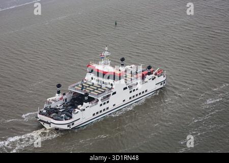 Niederländische Fähre am Wattenmeer Navigieren zwischen Sandbänken Stockfoto