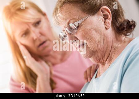 Junge Erwachsene Frau Tröstet Traurig Senior Erwachsene Frau Stockfoto