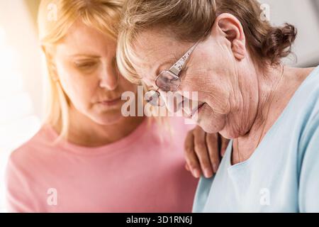 Junge Erwachsene Frau Tröstet Traurig Senior Erwachsene Frau Stockfoto