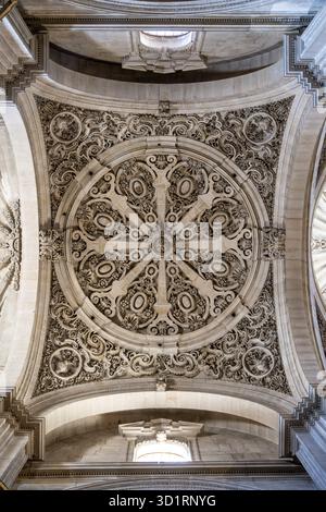 Granada, Granada - Spanien - 02-03-2024: Eine dekorative Kuppel in der Mezquita-Catedral de Cordoba, reich mit symmetrischen Ornamenten und kompliziert Stockfoto