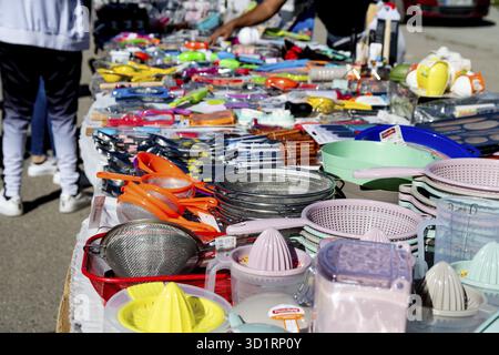 Guadix, Granada - Spanien - 24.01.2024: Eine Nahaufnahme farbenfroher Haushaltsgegenstände an einem Marktstand in Guadix mit Plastikbehältern und ZitrusEntsaftern Stockfoto