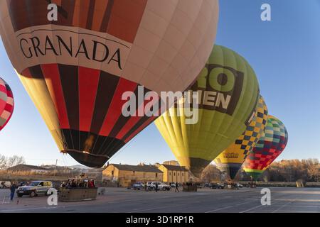 Guadix, Granada - Spanien - 24.01.2024: Mehrere bunte Heißluftballons bereiten sich auf den Start vor, Granada und pro KÜCHE sind sichtbar Stockfoto