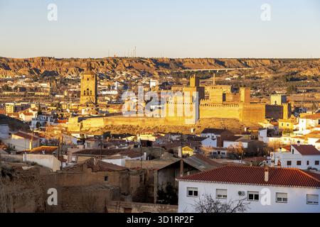 Guadix, Granada - Spanien - 24.01.2024: Eine Nahaufnahme der Alcazaba von Guadix, einer mittelalterlichen maurischen Festung, die von der Abendsonne beleuchtet wird, umgeben von Stockfoto