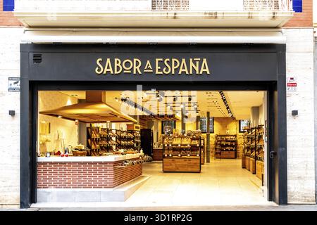 Cartagena, Murcia - Spanien - 01-16-2024: Sabor ein Espana-Geschäft mit Regalen mit spanischen Gourmet-Produkten Stockfoto