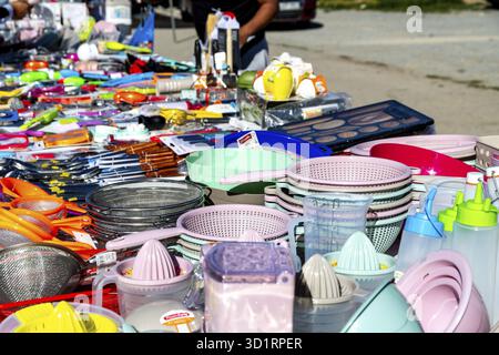Guadix, Granada - Spanien - 24.01.2024: Ein Marktstand in Guadix zeigt bunte Haushaltsartikel, darunter Plastikschalen, ZitrusEntsafter und Küche Stockfoto