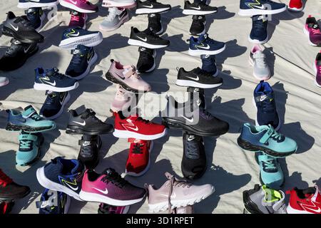 Guadix, Granada - Spanien - 24.01.2024: Eine Nahaufnahme eines Schuhständers auf dem Markt in Guadix mit verschiedenen Sportschuhen in verschiedenen Farben und Modellen Stockfoto