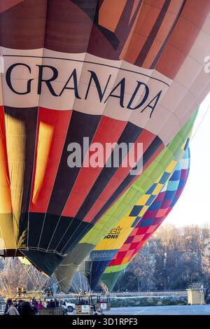 Guadix, Granada - Spanien - 24.01.2024: Nahaufnahme eines großen roten und bunten Ballons mit dem Text Granada. Andere bunte Ballons sind im b zu sehen Stockfoto