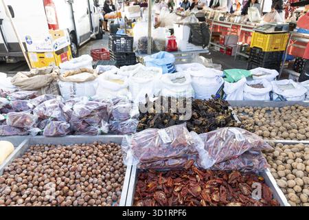 Guadix, Granada - Spanien - 24.01.2024: Am Marktstand werden Beutel mit getrockneten Früchten, Nüssen und Tomaten mit Walnüssen und Zwiebeln ausgestellt Stockfoto