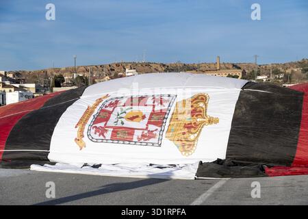 Guadix, Granada - Spanien - 24. 01. 2024: Ein aufgeblasener Ballonumschlag mit dem Guadix-Wappen, farbige Abschnitte in Rot, Schwarz und Gelb sichtbar in Stockfoto