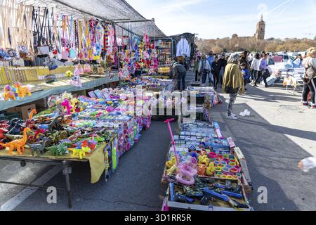 Guadix, Granada - Spanien - 24.01.2024: Ein Marktstand in Guadix zeigt buntes Kinderspielzeug, darunter Plüschtiere und helle Dinosaurierfiguren Stockfoto