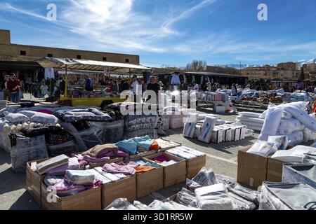 Guadix, Granada - Spanien - 24.01.2024: Ein geschäftiger Straßenmarkt in Guadix bietet verschiedene Haushaltsgegenstände, Decken und Kleidung zum Verkauf Stockfoto