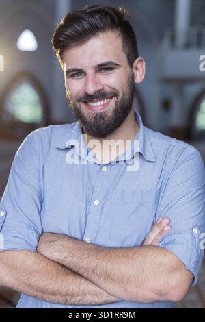 Gut aussehend zuversichtlich arabischen Geschäftsmann lächelnd, arabische Geschäftsmann Stockfoto