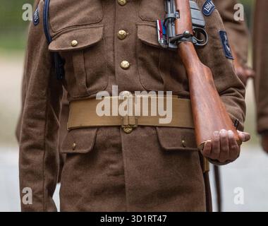 Wellington Barracks, London, Großbritannien. Oktober 2025. 1914 Sikhs ist eine zeremonielle Marschtruppe, die den Tausenden von Sikh-Soldaten gewidmet ist, die im Ersten Weltkrieg und darüber hinaus dienten. Jedes Mitglied verkleidet in authentischen Sikh-Infanterie-Uniformen aus dem Ersten Weltkrieg, komplett mit zeitgetreuem Lee-Enfield-Gewehr, verkörpert die stolze Kampftradition des Sikh-Soldaten. Die Truppe ist bestrebt, ihren Dienst, ihre Opfer und ihr Vermächtnis für neue Generationen am Leben zu erhalten. Die volle zeremonielle Parade findet bei starkem Regen mit der Band of the Irish Guards statt. Quelle: Malcolm Park/Alamy Live News Stockfoto