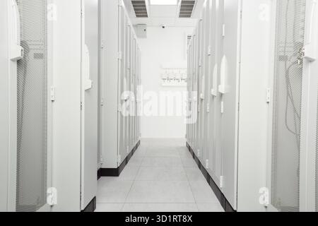 Weiß Serverraum Netzwerk/Communications Server Cluster in einem Serverraum Stockfoto