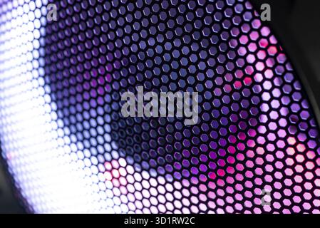 Detail des Gehäuses eines Gaming-pcs mit Lüfter Beleuchtet durch rgb-LED und Schutznetz Stockfoto