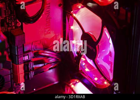 LOS ANGELES, USA 25. APRIL 2021: Gaming-pc-Inneneinrichtung mit rgb-Lüfter beleuchtet Stockfoto