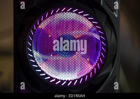 Detail des Gehäuses eines Gaming-pcs mit Lüfter Beleuchtet durch rgb-LED und Schutznetz Stockfoto