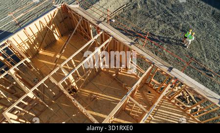 Luftaufnahme der Drohne auf der Baustelle mit dem Piloten unten Stockfoto
