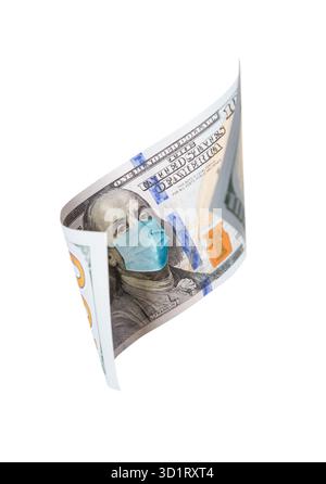100 Dollar Bill mit medizinischer Gesichtsmaske auf Benjamin Franklin isoliert auf White Stockfoto