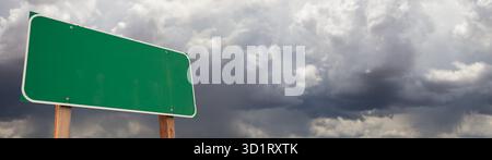 Weißes Grünes Straßenschild Gegen Unheilvolles Wolken-Sturmhimmel-Hintergrundbanner Stockfoto