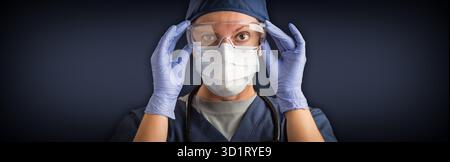 Banner des weiblichen Arztes oder der Krankenschwester in der medizinischen Gesichtsmaske und Schutzausrüstung Stockfoto