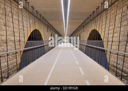 Beleuchteter Radweg unterhalb der Brücke Pont Adolphe Luxembourg Stockfoto