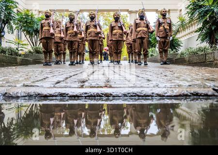 London, Großbritannien. Oktober 2025. Die 1914 Sikhs zeremonielle Marschtruppe bei nassem Wetter in Wellington Barracks, London. Unter der Leitung von Kapitän Daljinder Singh Virdee ist es eine neue Militärtruppe, die geschaffen wurde, um an die 100.000 Sikh-Soldaten zu erinnern, die im Ersten Weltkrieg für Großbritannien kämpften. Es ist eine Zusammenarbeit zwischen der Sikh Military Foundation und der British Army. Die Soldaten tragen echte Sikh-Infanterie-Uniformen aus dem Ersten Weltkrieg und tragen historische Ausrüstung wie Lee Enfield-Gewehre. Die meisten dienen Personal der Royal Navy, Army und RAF. Guy Bell/Alamy Live News Stockfoto