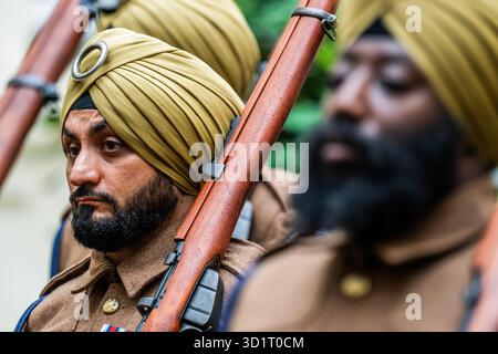 London, Großbritannien. Oktober 2025. Die 1914 Sikhs zeremonielle Marschtruppe bei nassem Wetter in Wellington Barracks, London. Unter der Leitung von Kapitän Daljinder Singh Virdee ist es eine neue Militärtruppe, die geschaffen wurde, um an die 100.000 Sikh-Soldaten zu erinnern, die im Ersten Weltkrieg für Großbritannien kämpften. Es ist eine Zusammenarbeit zwischen der Sikh Military Foundation und der British Army. Die Soldaten tragen echte Sikh-Infanterie-Uniformen aus dem Ersten Weltkrieg und tragen historische Ausrüstung wie Lee Enfield-Gewehre. Die meisten dienen Personal der Royal Navy, Army und RAF. Guy Bell/Alamy Live News Stockfoto