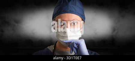 Banner des weiblichen Arztes oder der Krankenschwester in der medizinischen Gesichtsmaske und Schutzausrüstung Stockfoto