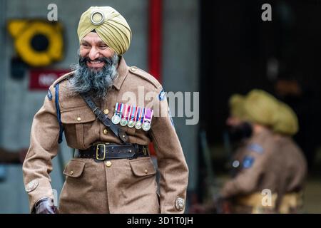 London, Großbritannien. Oktober 2025. Die 1914 Sikhs zeremonielle Marschtruppe bei nassem Wetter in Wellington Barracks, London. Unter der Leitung von Kapitän Daljinder Singh Virdee ist es eine neue Militärtruppe, die geschaffen wurde, um an die 100.000 Sikh-Soldaten zu erinnern, die im Ersten Weltkrieg für Großbritannien kämpften. Es ist eine Zusammenarbeit zwischen der Sikh Military Foundation und der British Army. Die Soldaten tragen echte Sikh-Infanterie-Uniformen aus dem Ersten Weltkrieg und tragen historische Ausrüstung wie Lee Enfield-Gewehre. Die meisten dienen Personal der Royal Navy, Army und RAF. Guy Bell/Alamy Live News Stockfoto