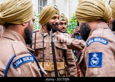 London, Großbritannien. Oktober 2025. Letzte Anpassungen der Uniformen - die 1914 Sikhs-Marschtruppe bei nassem Wetter in Wellington Barracks, London. Unter der Leitung von Kapitän Daljinder Singh Virdee ist es eine neue Militärtruppe, die geschaffen wurde, um an die 100.000 Sikh-Soldaten zu erinnern, die im Ersten Weltkrieg für Großbritannien kämpften. Es ist eine Zusammenarbeit zwischen der Sikh Military Foundation und der British Army. Die Soldaten tragen echte Sikh-Infanterie-Uniformen aus dem Ersten Weltkrieg und tragen historische Ausrüstung wie Lee Enfield-Gewehre. Die meisten dienen Personal der Royal Navy, Army und RAF. Guy Bell/Alamy Live News Stockfoto