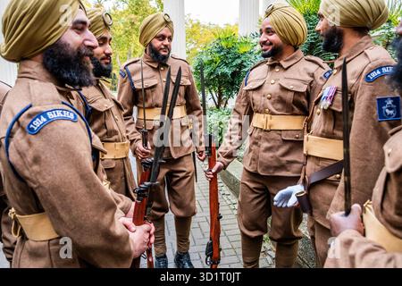 London, Großbritannien. Oktober 2025. Die 1914 Sikhs zeremonielle Marschtruppe bei nassem Wetter in Wellington Barracks, London. Unter der Leitung von Kapitän Daljinder Singh Virdee ist es eine neue Militärtruppe, die geschaffen wurde, um an die 100.000 Sikh-Soldaten zu erinnern, die im Ersten Weltkrieg für Großbritannien kämpften. Es ist eine Zusammenarbeit zwischen der Sikh Military Foundation und der British Army. Die Soldaten tragen echte Sikh-Infanterie-Uniformen aus dem Ersten Weltkrieg und tragen historische Ausrüstung wie Lee Enfield-Gewehre. Die meisten dienen Personal der Royal Navy, Army und RAF. Guy Bell/Alamy Live News Stockfoto